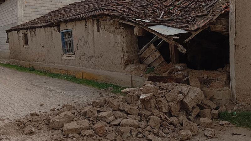 Tokat'ta şiddetli depremler; Birçok ev ve cami minareleri yıkıldı